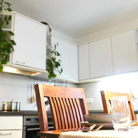 Zentrale, Gemuetliche Dachgeschoss-Etage - 52Qm - Altes Haus Auf 2,5 Etagen Exklusiv Fuer Dich - Mit 1 Schlafzimmer, Wohnzimmer Und Rueckzugsraum Zum Verweilen - Kueche, Grosses Bad, Netflix Halle  Exterior photo