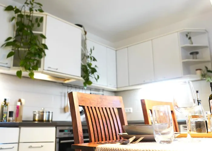 Zentrale, Gemuetliche Dachgeschoss-Etage - 52Qm - Altes Haus Auf 2,5 Etagen Exklusiv Fuer Dich - Mit 1 Schlafzimmer, Wohnzimmer Und Rueckzugsraum Zum Verweilen - Kueche, Grosses Bad, Netflix