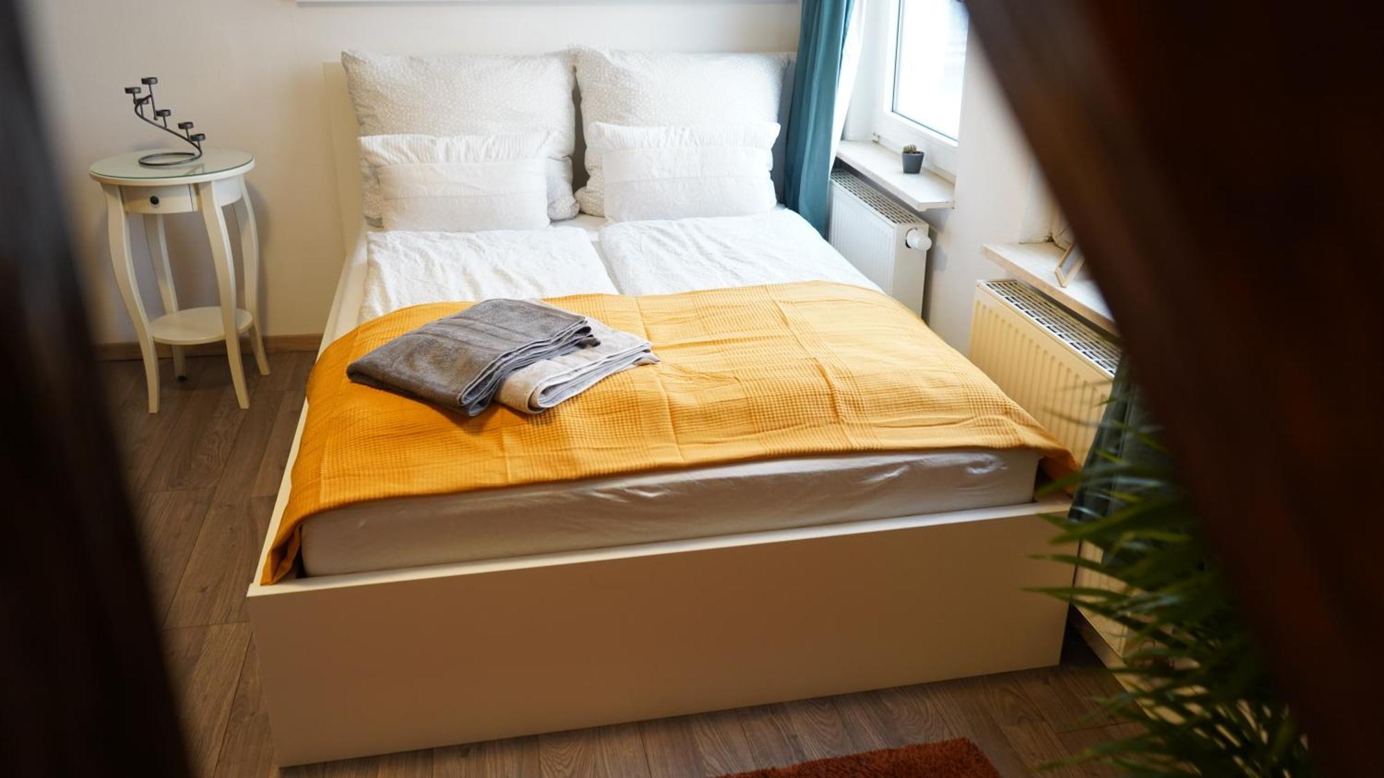 Zentrale, Gemuetliche Dachgeschoss-etage - 52qm - Altes Haus Auf 2,5 Etagen Exklusiv Fuer Dich - Mit 1 Schlafzimmer, Wohnzimmer Und Rueckzugsraum Zum Verweilen - Kueche, Grosses Bad, Netflix *