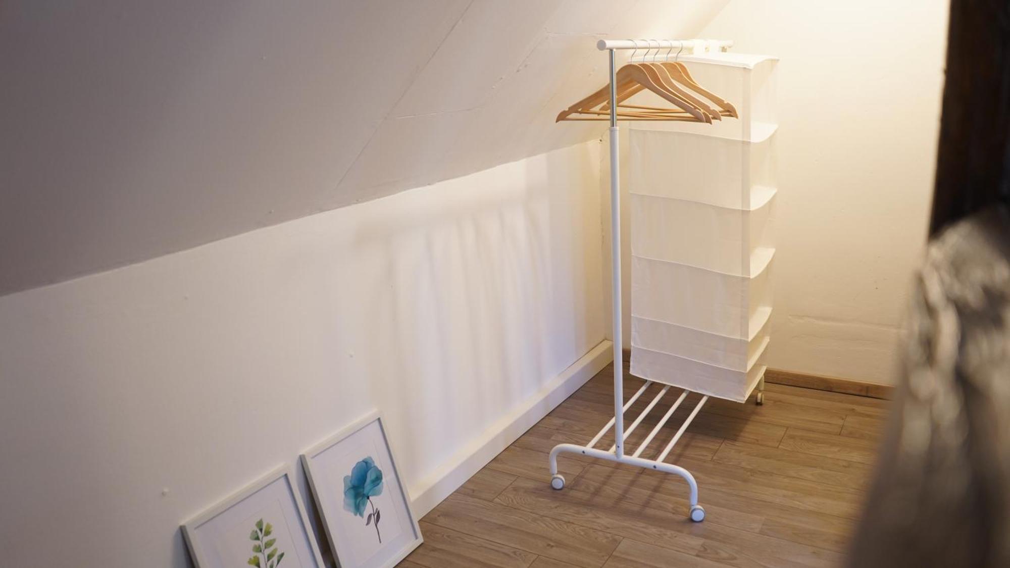 Zentrale, Gemuetliche Dachgeschoss-etage - 52qm - Altes Haus Auf 2,5 Etagen Exklusiv Fuer Dich - Mit 1 Schlafzimmer, Wohnzimmer Und Rueckzugsraum Zum Verweilen - Kueche, Grosses Bad, Netflix Alloggio in famiglia Halle (Saale)