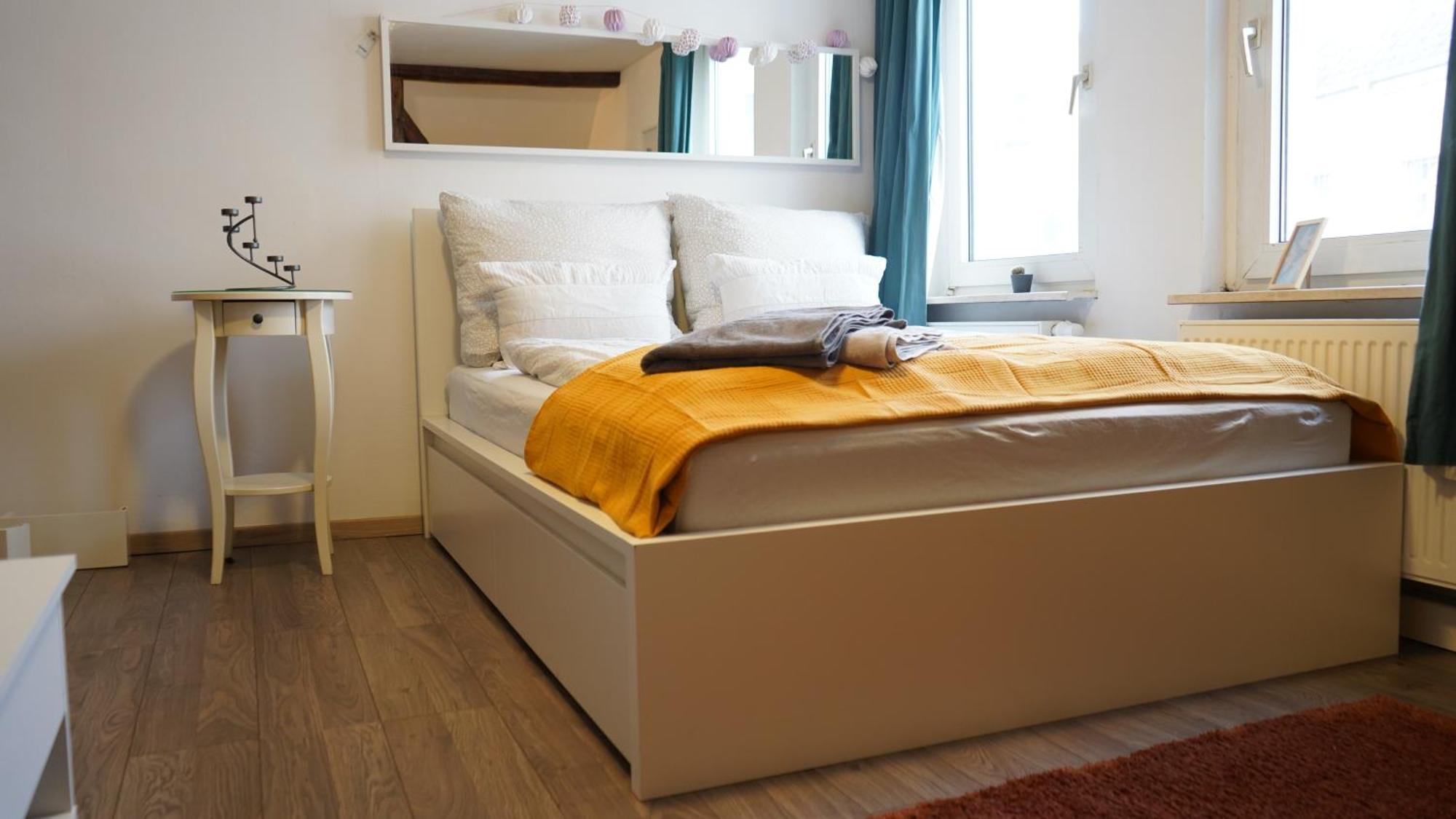 Zentrale, Gemuetliche Dachgeschoss-etage - 52qm - Altes Haus Auf 2,5 Etagen Exklusiv Fuer Dich - Mit 1 Schlafzimmer, Wohnzimmer Und Rueckzugsraum Zum Verweilen - Kueche, Grosses Bad, Netflix * Halle (Saale)