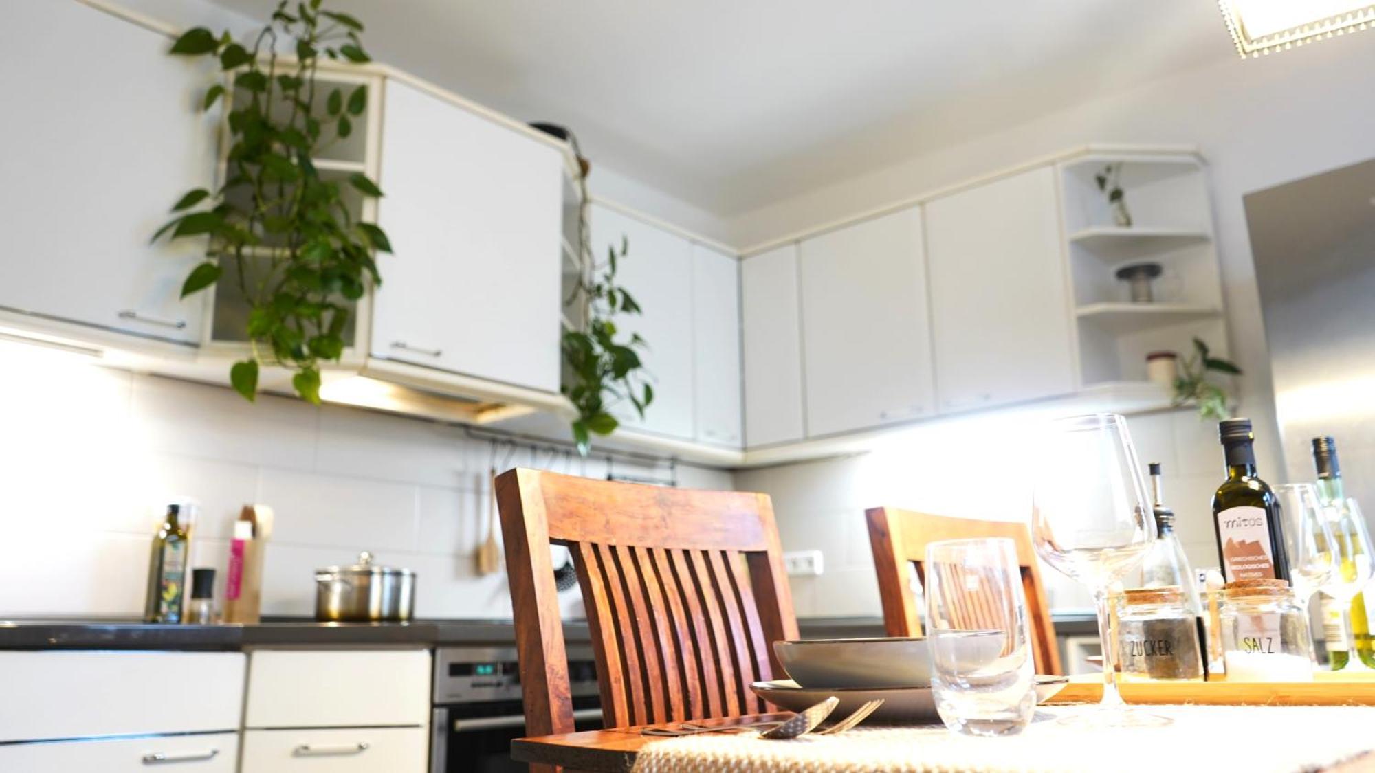 Zentrale, Gemuetliche Dachgeschoss-etage - 52qm - Altes Haus Auf 2,5 Etagen Exklusiv Fuer Dich - Mit 1 Schlafzimmer, Wohnzimmer Und Rueckzugsraum Zum Verweilen - Kueche, Grosses Bad, Netflix Alloggio in famiglia *