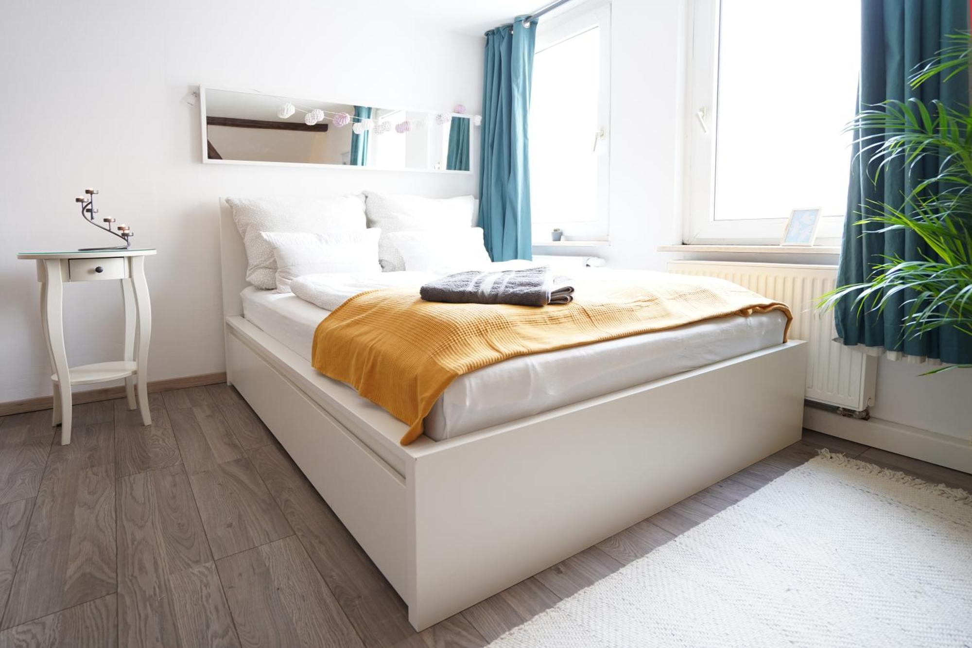 Alloggio in famiglia Zentrale, Gemuetliche Dachgeschoss-etage - 52qm - Altes Haus Auf 2,5 Etagen Exklusiv Fuer Dich - Mit 1 Schlafzimmer, Wohnzimmer Und Rueckzugsraum Zum Verweilen - Kueche, Grosses Bad, Netflix