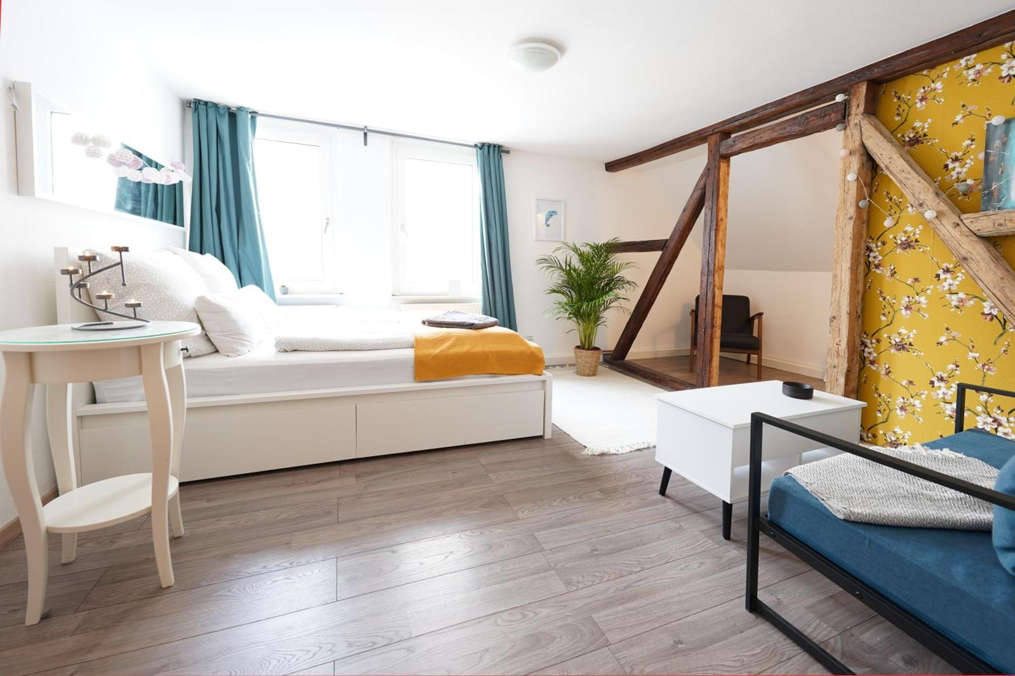 Zentrale, Gemuetliche Dachgeschoss-etage - 52qm - Altes Haus Auf 2,5 Etagen Exklusiv Fuer Dich - Mit 1 Schlafzimmer, Wohnzimmer Und Rueckzugsraum Zum Verweilen - Kueche, Grosses Bad, Netflix * Halle (Saale)