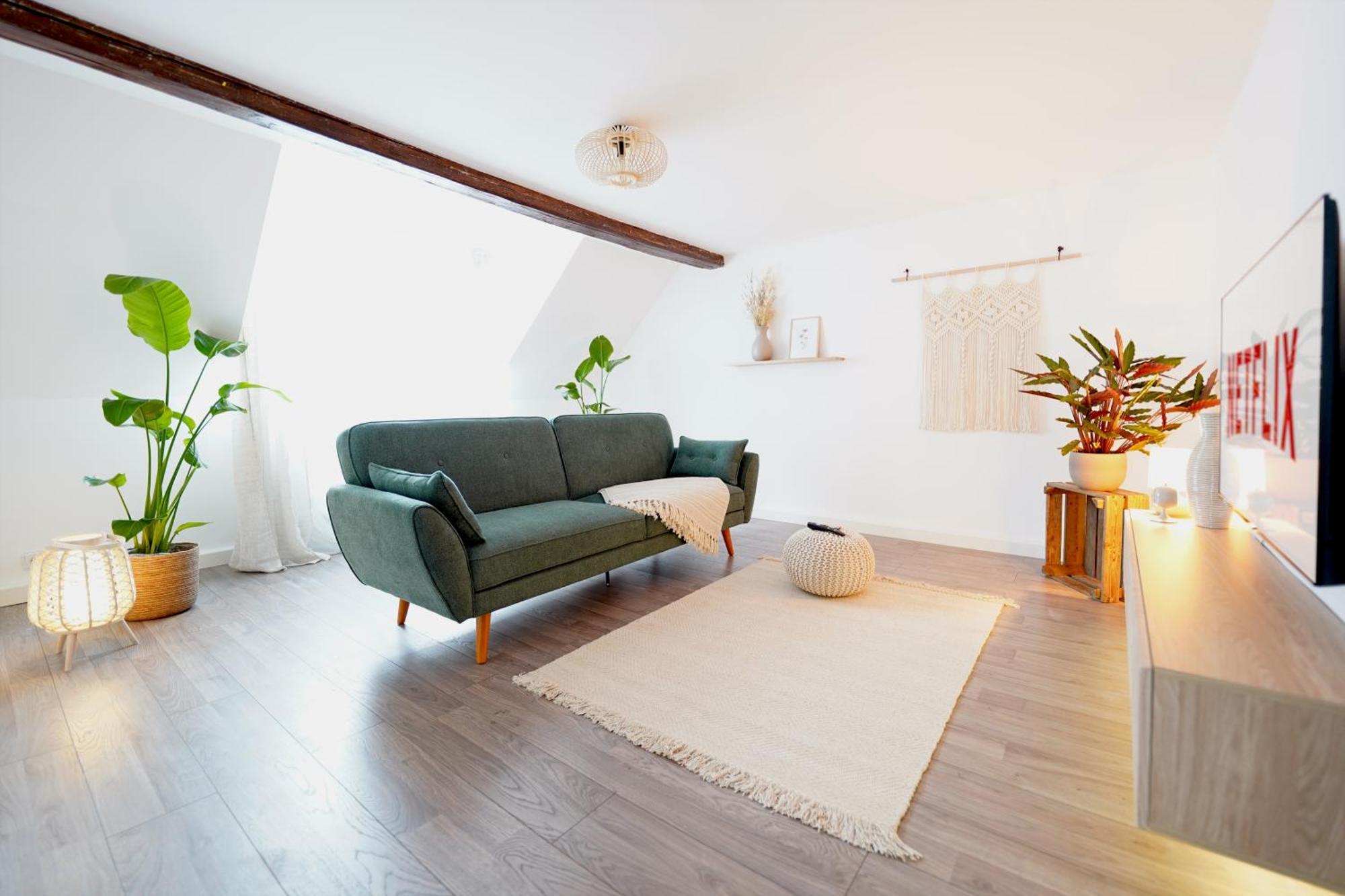 Zentrale, Gemuetliche Dachgeschoss-etage - 52qm - Altes Haus Auf 2,5 Etagen Exklusiv Fuer Dich - Mit 1 Schlafzimmer, Wohnzimmer Und Rueckzugsraum Zum Verweilen - Kueche, Grosses Bad, Netflix Alloggio in famiglia *